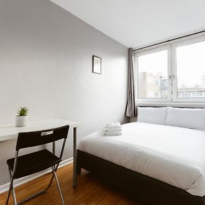 Zimmer mit Kingsize-Bett
